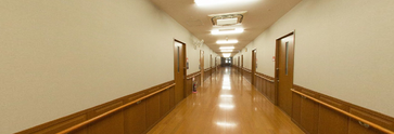 介護施設内の明るい廊下