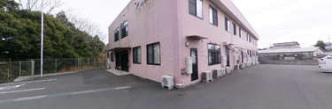 ピンクの建物の介護施設外観