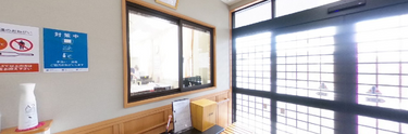 落ち着いた色調の上品なエントランス