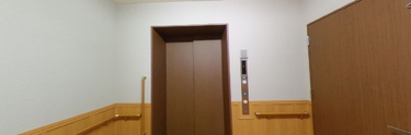 介護施設内の廊下と部屋の入り口