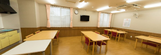 介護施設内の食堂と廊下