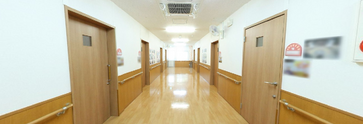 介護施設内部の温もりある空間