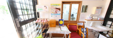 福祉施設の温かみのある受付エリア