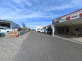 広い駐車場の建物