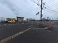 広い駐車場のある施設外部