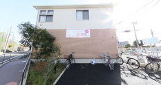 介護施設の外観と交差点
