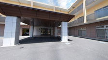 明るい介護施設の入り口風景