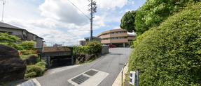 介護施設周辺の道路と住宅