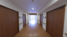 介護施設内の通路と部屋のドア