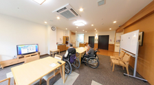 介護施設の職員と利用者がいる部屋