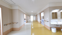 介護施設の明るい内装と廊下