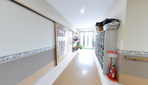 ケア施設内部の廊下