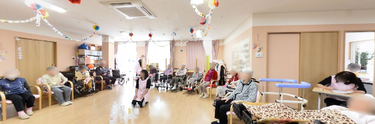 職員と利用者の明るい交流の場