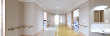 広々とした介護施設の内部