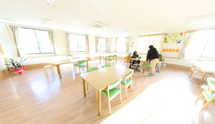 広くて明るい介護施設内部