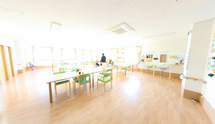 広々とした介護施設の休憩コーナー