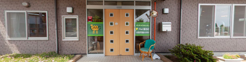介護施設のエントランスと外観
