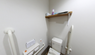 施設のトイレ設備と手すり