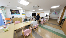 職員と入居者が交流する施設内