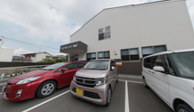 白と茶色の建物が目立つ介護施設