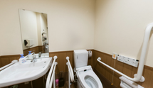 高齢者向けの介護トイレと洗面所