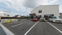 円形デザインの施設外観と周辺風景