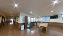 介護施設の居間と廊下
