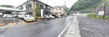 施設入口と周辺環境が写る風景