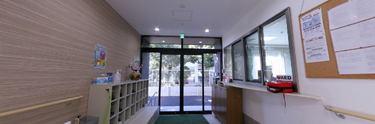 介護施設エントランスの明るい風景