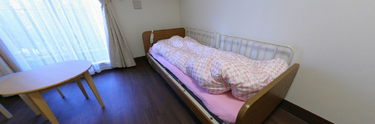 広々とした介護施設の客室