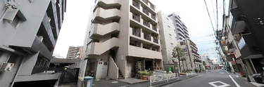 落ち着いた街並みに囲まれた施設外観
