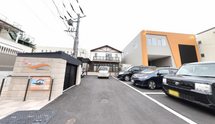 介護施設の外観と駐車場