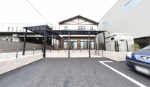 介護施設の入口と駐車場