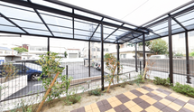 ガラス張りと庭園のある施設