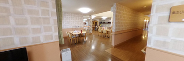 ケアホームの食堂と居間