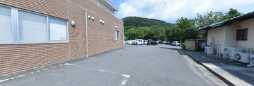 介護施設の駐車場と建物