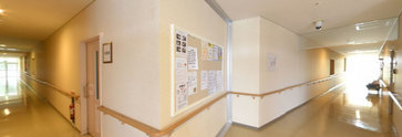 清潔で広々とした施設の廊下