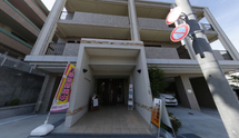 介護施設入口と通り