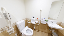 安全配慮のトイレ設備を備えた空間