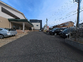駐車場と建物の外観