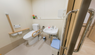 介護施設のトイレと廊下