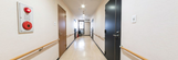 施設内の廊下とエレベーター周り