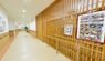 ケア施設の受付と廊下の風景