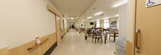 介護施設内部の廊下と共有スペース