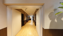 ケア施設内部の廊下風景