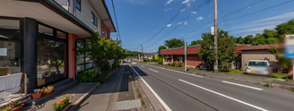 晴れた日の介護施設外観