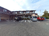 広い駐車場の外観