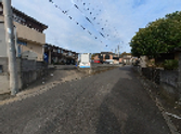 駐車場と周囲の住宅街