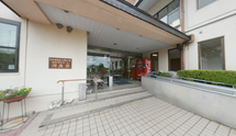介護施設の外観と職員入口