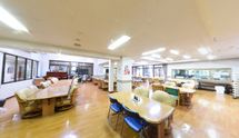 広く明るい介護施設の共用スペース